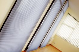 cortina plisada color gris perla per a sala d'una casa