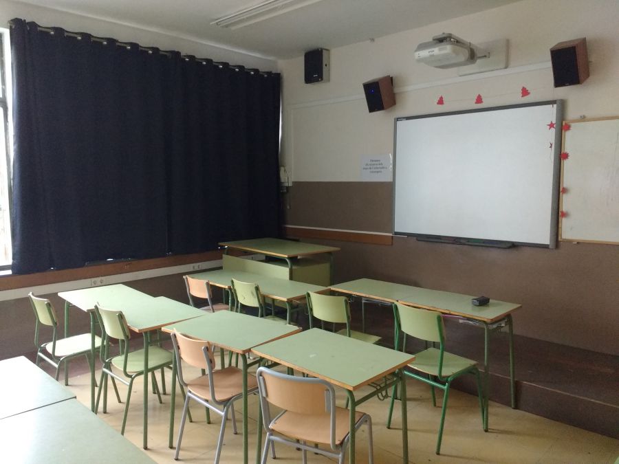 cortina tradicional opaca per a aula d'institut