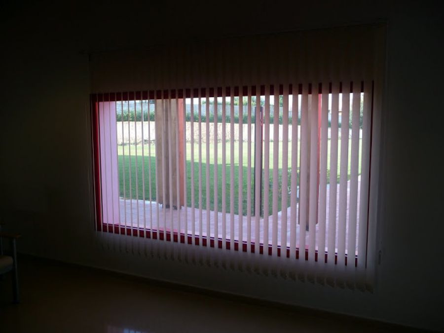 cortines verticals per a finestres per a un edifici situat a canet de mar, visita interior