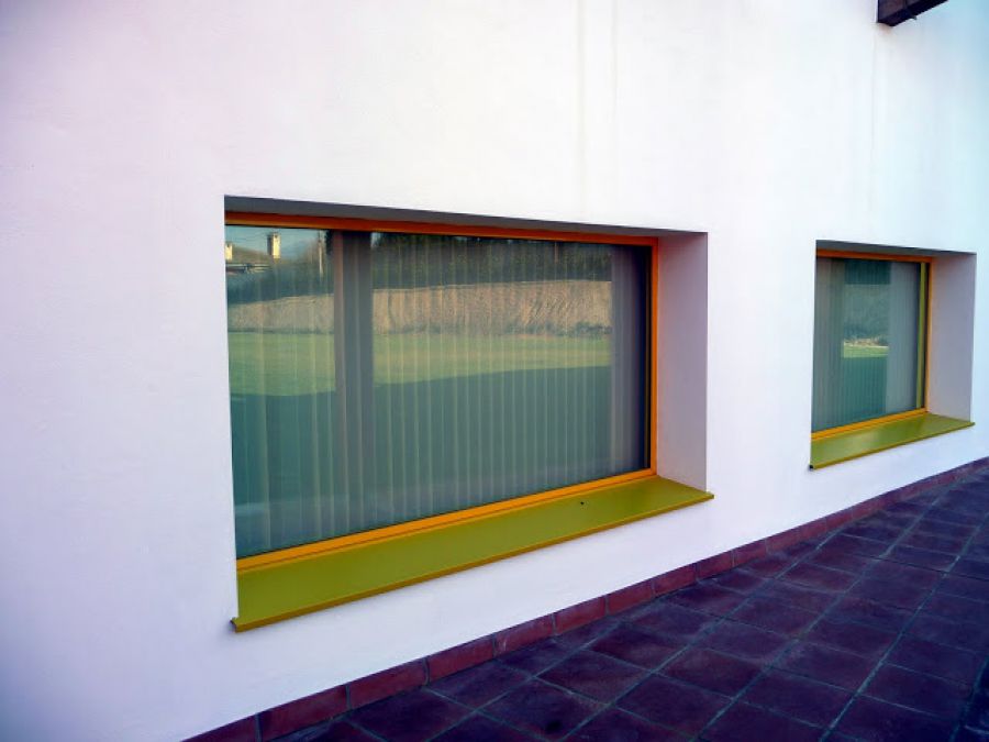 cortines verticals per a finestres per a un edifici situat a canet de mar, visita exterior