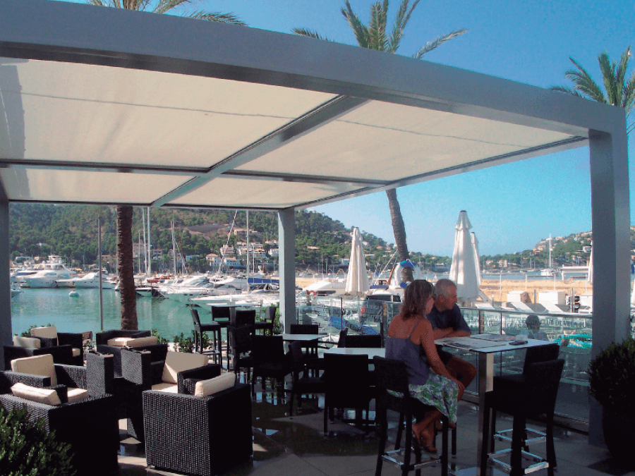 tendal orredís model discovery color blanc per a terrassa d'un bar restaurant