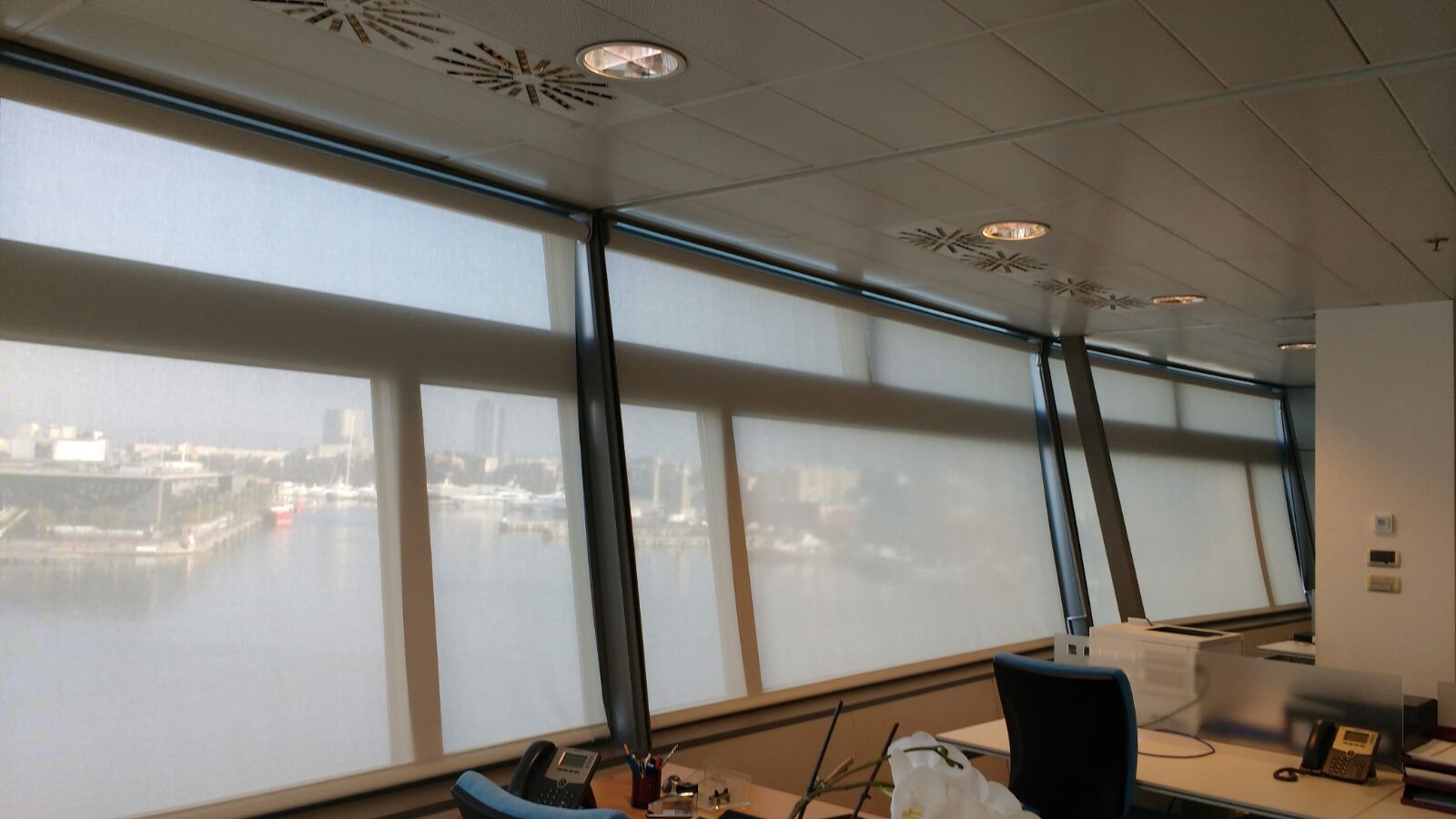 Cortines enrotllables Screen amb manubri, instal.lades en les oficines del edifici World Trade Center de Barcelona