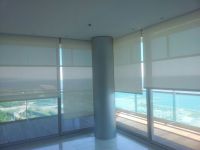 cortines enrotllables color blanc per a balcó de casa a la zona de Diagonal Mar de Barcelona