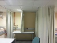 cortina tradicional per a separar els box d'un hospital